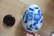 Grand Oeuf En Porcelaine De Chine Bleu Et Blanc Décor Roses Fleurs Sur Socle - Oeufs