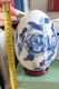 Delcampe - Grand Oeuf En Porcelaine De Chine Bleu Et Blanc Décor Roses Fleurs Sur Socle - Eggs