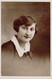 CPA - PHOTO - Portrait D'une Jeune Femme Souriante Au Col Blanc - Fotografia