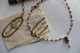 Delcampe - Neuf - Collier Créateur Michal Golan Plaqué Or Grenats Perles D'eau Douce Victorian Collection 2022 - Necklaces/Chains