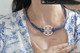 Delcampe - Bracelet / Collier De Créateur Cordon En Cuir De Serpent Bleu Et Pièce En Laque Blanche Du Vietnam Fermoir Aimanté - Bracelets