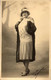 Lot De 2 Photographies - Femme Avec Chapeau Et Manteau Avec Col En Fourrure - Talons - 9x14cm - Anonymous Persons