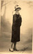 Lot De 2 Photographies - Femme Avec Chapeau Et Manteau Avec Col En Fourrure - Talons - 9x14cm - Personas Anónimos