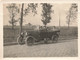 Photo D'une Voiture Ancienne Peugeot Des Années 20 Sur Route Pavée - 4 Personnes à Bord - Petite Déchirure Sur Le Coté - Cars