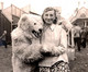 Carte Photo Originale Déguisement D'Ours Blanc Polaire & Eisbär à La Fête Foraine Avec Jolie Blonde 1950/60. - Persone Anonimi