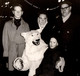 Photo Originale Déguisement D'Ours Blanc Polaire Eisbär Posant Avec Une Famille En Nocturne Vers 1960. - Persone Anonimi