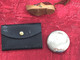 Delcampe - Vintage Poudrier En Métal + Miroir De Poche Pochette Cuir -☛Poudre De Riz-petit Sabot Miniature De Collection - Accessoires