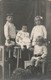 CPA Photo D'une Fratrie - Frères Et Soeurs Sur Des Petits Tabourets - Photographie