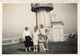 Photographie D'une Famille Posant Devant Le Phare De Blankenberghe - Le 28 Aout 1933 - 9x6cm - Anonyme Personen