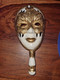 Petit Masque En Forme De Visage Avec Masque De Carnaval Sur Les Yeux à Tenir à La Main - Carnaval