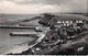 14 - PORT En BESSIN HUPPAIN :  Vue D'ensemble Et Sortie Du Port - Jolie CPSM Dentelée N/B Format CPA - Calvados - Port-en-Bessin-Huppain