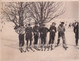 A17459 - ILLUSTRATION OF WINTER SPORT PEOPLE ON SKIING POSTCARD UNUSED - Sports D'hiver