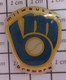 SP10 Pin's Pins / Beau Et Rare / THEME SPORTS / MILWAUKEE BREWERS GANT DE BASE-BALL - Baseball