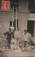 CPA - Carte Photo De Trois Hommes Travaillant Dans Le Batiment - Maçons En Sabots - échelle - Construction - 1909 - Artigianato