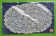 Delcampe - Ancien NAPPERON Ovale - Environ 30 X 20 Cm - Plastique - "neuf De Stock" Magasin GOULET TURPIN Reims - Vers 1960 - Dentelles Et Tissus