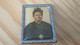 PORTRAIT PHOTO FEMME NOIRE AVEC MEDAILLON DANS UN CADRE PROTEGE PAR DE LA RESINE - TAILLE 3X2.5 CM - Art Africain