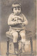 CPA - Enfants - PHOTOGRAPHIE D'un Jeune Garçon De 2 Ans 1/2 Assis Sur Un Tabouret - 15/02/1920 - Abbildungen