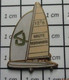 1310 Pin's Pins : Rare Et Belle Qualité / BATEAUX / VOILIER F276 HAUTE NORMANDIE REGATE COURSE AU LARGE - Vela