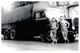 PHOTO 19 X 13 CMS CAMION BACHE BERNARD 6 ROUES ANIMEE DEUX HOMMES APPUYES AU CAMION - Coches