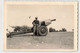 Photo Militaire - Homme Devant Un Canon Sur Roues - 12.5x8.5cm - Krieg, Militär