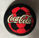 Badge Vintage Publicité Marque COCA-COLA Ballon De Football -- MM TENG DA - Andere & Zonder Classificatie
