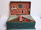 Rare. Mercerie. Grand Coffret de Couture. Belle Collection  De Tissus Et Canevas  Anciens Broderie Point De Croix - Punto Croce