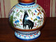 Delcampe - SUPERBE ANCIEN VASE FAIENCE JOLI DECOR FAIT MAIN SIGNE AE 449 / SEC XVII BE - Vazen