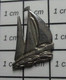 1415c Pin's Pins / Beau Et Rare : SPORTS / VOILE VOILIER REGATE ROYALE  Rare Variante Metal Acier - Segeln