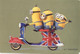 Carte Card Carrefour - LES MINIONS -  Couleur Dorée 3 Minions Sur Un Vespa Anglais - Sonstige & Ohne Zuordnung