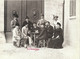 Foto Riproduzione " Copyright  Fratelli Alinari "  1880 Gruppo Di Giocatori Davanti Al Portone - Persone