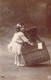 CPA Enfants - Scène Où Une Jeune Fille Veut Se Cacher Dans Un Grand Panier En Osier - 109/6 - Oranotypie - Scenes & Landscapes