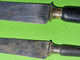 Lot 2 Anciens COUTEAUX - Manche Bois Ou Corne ? - "laissés Dans Leur Jus" - Initiales Familiale MF - Vers 1900 - Messer