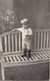 CPA Photographie - Portrait D'un Jeune Bambin Debout Sur Un Banc Sourrire Aux Lèvres - Portretten