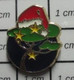 413g Pin's Pins / Beau Et Rare / NOEL / BONNET DE PERE NOEL ET ARBRE VERT Par FONDATION DE LA FORET - Christmas