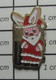 810i Pin's Pins / Beau Et Rare / NOEL / LAPIN ROSE DURACELL PERE NOEL PILE ELECTRIQUE - Noël