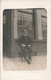 CPA Photographie - Un Homme Assis Sur Une Chaise Devant Une Vitrine L'entracte - - Photographs