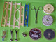 Lot Anciens EQUIPEMENTS De Pêche Plombs 2 Bobines De Fil Hameçon 3 Grelots Pince 5 Émerillons Tablettes Ligne -vers 1960 - Fishing