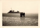 Delcampe - Lot De 32 Petites Photographies De Soldats Allemands à Dunkerque - épave - Bateau Echoué - Guerre - - Guerre, Militaire