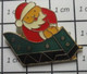 1917 Pin's Pins / Beau Et Rare / THEME NOEL/  PERE NOEL ET SON TRAINEAU - Christmas