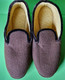 Lot 2 Paires Anciens CHAUSSONS Feutre Cuir Plastique - Chaussures "NEUF De STOCK" - Tailles 40 Et 41 - Vers 1950 - Schuhe