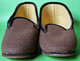 Delcampe - Lot 2 Paires Anciens CHAUSSONS Feutre Cuir Plastique - Chaussures "NEUF De STOCK" - Tailles 40 Et 41 - Vers 1950 - Shoes