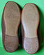 Delcampe - Lot 2 Paires Anciens CHAUSSONS Feutre Cuir Plastique - Chaussures "NEUF De STOCK" - Tailles 40 Et 41 - Vers 1950 - Shoes