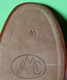 Delcampe - Lot 2 Paires Anciens CHAUSSONS Feutre Cuir Plastique - Chaussures "NEUF De STOCK" - Tailles 40 Et 41 - Vers 1950 - Zapatos