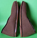 Delcampe - Lot 2 Paires Anciens CHAUSSONS Feutre Cuir Plastique - Chaussures "NEUF De STOCK" - Tailles 40 Et 41 - Vers 1950 - Schoenen