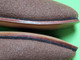 Delcampe - Lot 2 Paires Anciens CHAUSSONS Feutre Cuir Plastique - Chaussures "NEUF De STOCK" - Tailles 40 Et 41 - Vers 1950 - Zapatos