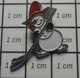 810d  Pin's Pins / Beau Et Rare / NOEL / BONHOMME DE NEIGE AVEC CHAPEAU DE SORCIERE JOUANT AU HOCKEY SUR GLACE - Natale