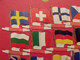 18 Plaquettes Drapeaux L'Alsacienne Drapeaurama Andorre Grèce Portugal Finlande Vatican URSS Monaco ... Drapeau. Lot 12 - Tin Signs (after1960)