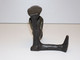 * ANCIEN SUJET SCULPTURE BRONZE PERSONNAGE LISANT SOUS UNE ENCLUME DE CORDONNIER E - Brons