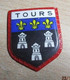 PUB1122 Ecusson Publicitaire Années 60  FROMAGERIE FINAS / BLASONS DE FRANCE LES VILLES N°80 TOURS - Magnets