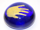 *JOLIE ANCIENNE BOULE SULFURE PRESSE PAPIER MAIN JAUNE FOND BLEU PAPERWEIGHT  E - Briefbeschwerer